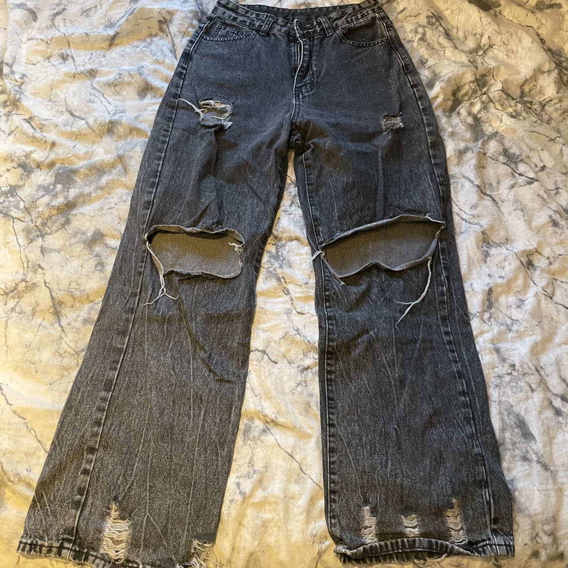 Utsvängda jeans med hål i 