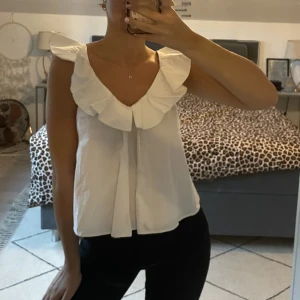 Topp/blus från zara - Vit volangblus från zara som inte säljs längre. 