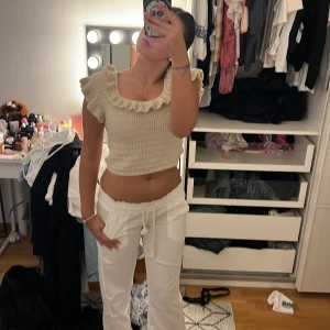 Stickad topp - Super söt off white stickad topp från hm, storlek M går att ha som offshoulder, använd en gång