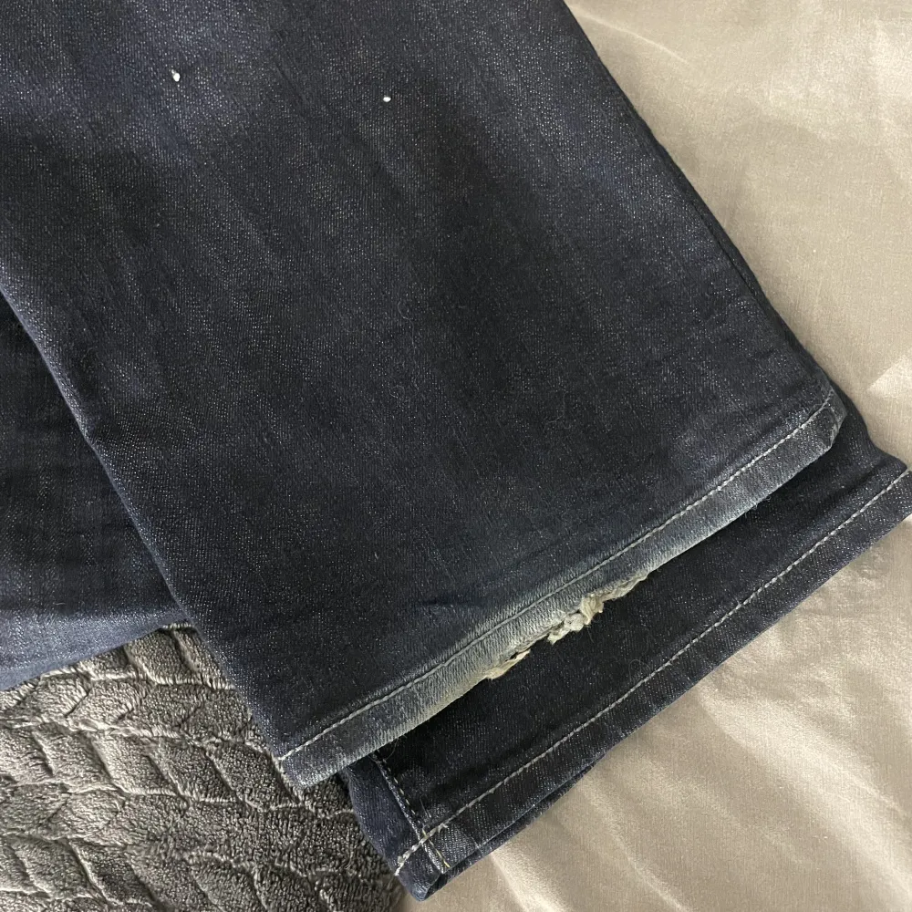 Snygga blå jeans från Mavi, slutsålda🤗🤗 bra skick, lite slitningar längst ned på ena benet men inget man tänker på. Jeans & Byxor.