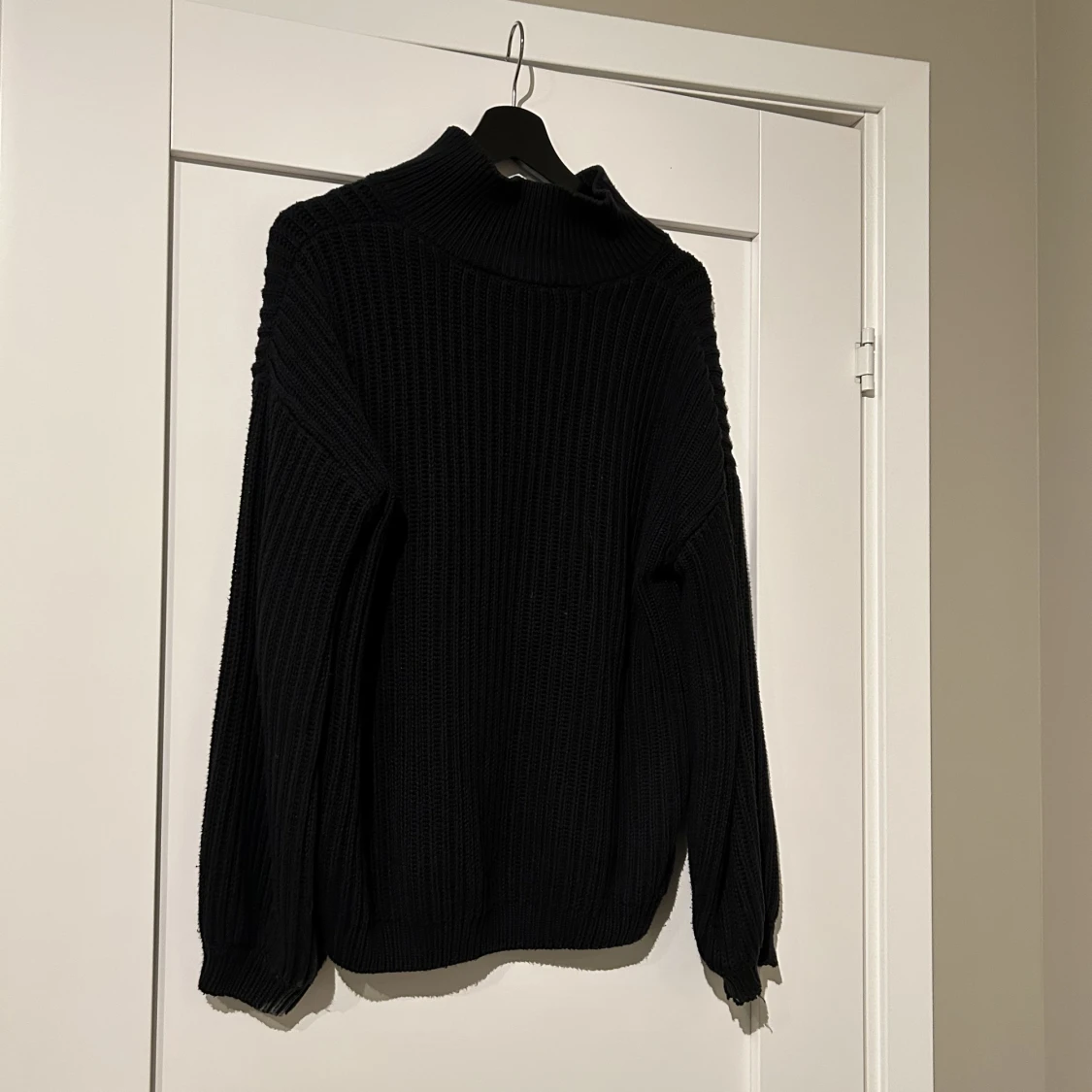 Svart stickad tröja med dragkedja  - 91