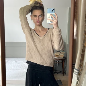 Beige Stickad tröja - Fin beige stickad tröja som köptes för cirka 2 år sedan. Möts upp vid slussen om så önskas!🦸‍♂️