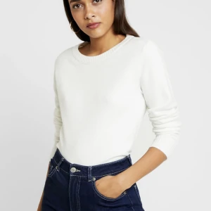 vila - Säljer den i vit & grå för jag inte har någon användning för de och är i bra skick💘💘frakt tillkommer , skriv för egna bilder 