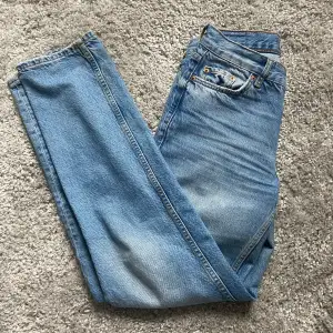 Ljusblå raka jeans från Gina Tricot i storlek 32. Köptes förra året men tyvärr för små så har därför inte kommit tills användning därför i mycket gott skick💕 Skriv privat för fler bilder!
