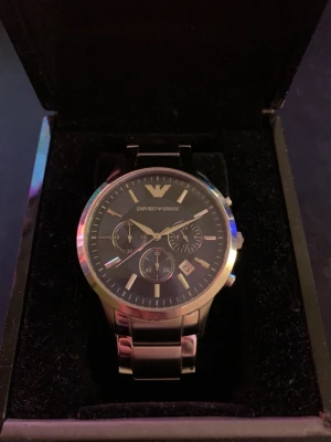 Armani Klocka  - Säljer nu min Armani klocka som är i fint skick. Nypris ca 4,500kr Mitt pris: 1200kr! Box medföljer!  (Pris kan diskuteras vid snabb affär)