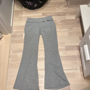 Lågmidjade mjukisbyxor - Dessa byxor är så fina och så sköna. De har en kant som man viker ner så de blir lågmidjade. Säljs för att jag inte fått mycket användning av de och för att jag håller på att rensa min garderob! De är nästan oanvända, köptes för 159 pris kan diskuteras!