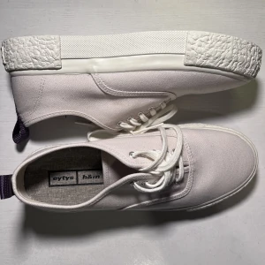 Eytys/ h&m - Säljer mina Eytys jag köpte som tyvärr var för stora.🥲 Har vanligtvis 38/39 och dessa skor är i 39. Känns dock mer som 39/40.☀️ Skorna är i nyskick och har endast testats på😊💖skulle också säga att skorna är lite vit/rosa