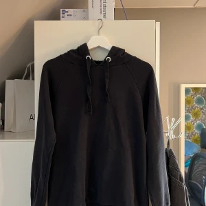 Svart hoodie - Svart basic hoodie från ginatricot. Storlek S💖