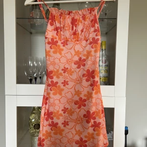 Blommig klänning  - En blommig mini klänning från ASOS Använd fåtal gånger Storlek 36 Uppskattar den som liten i storlek