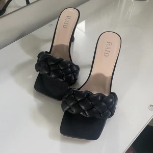 klackar - Superfina svarta klackar köpt ifrån zalando❤️dom är använda en gång i ungefär 30min, alltså i nyskick❤️ klacken är ungefär 8-9cm!!