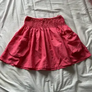 Neon rosa kjol i storlek 38 från Opshop. Resor i midjan så är stretchig. 