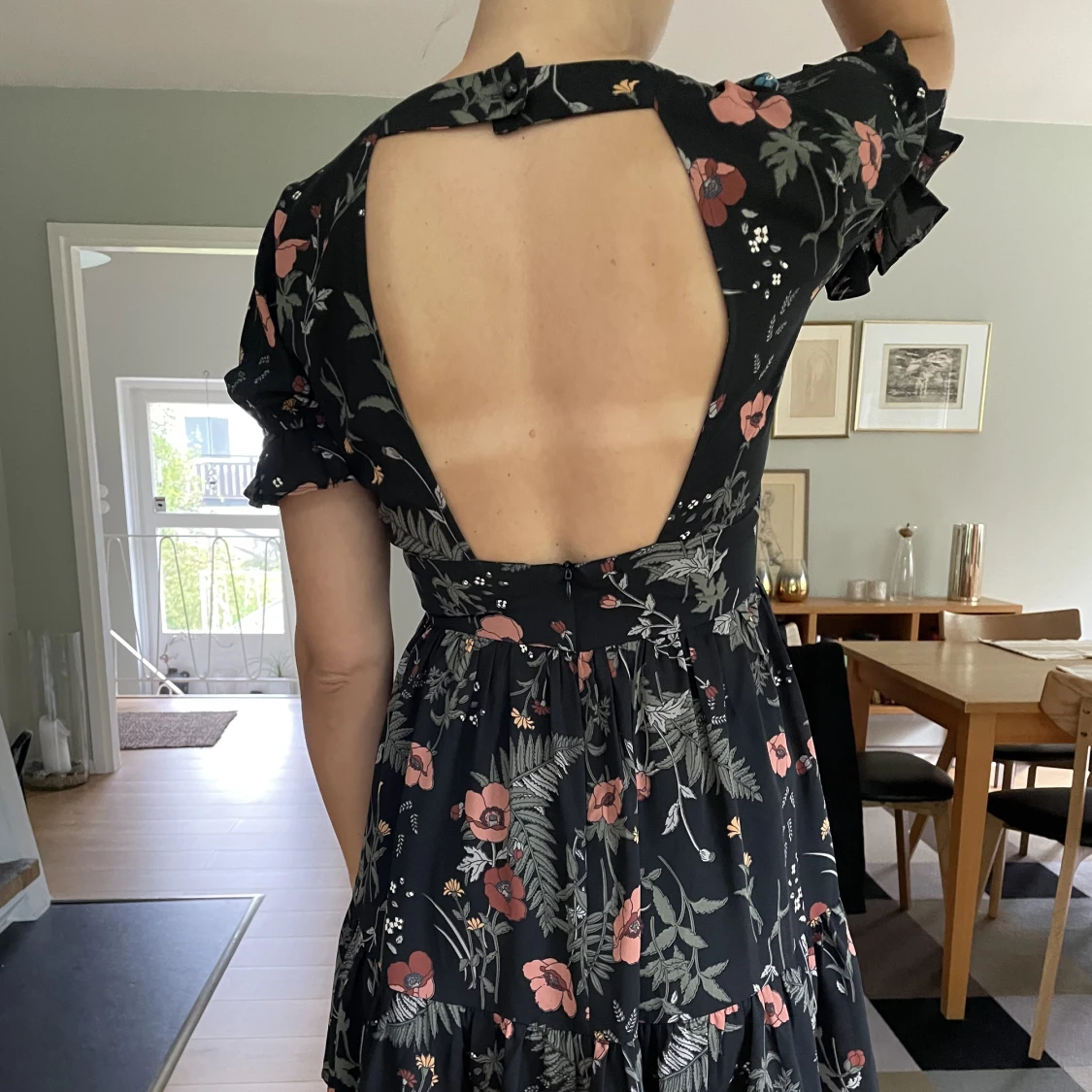 Blommig klänning öppen rygg - 90