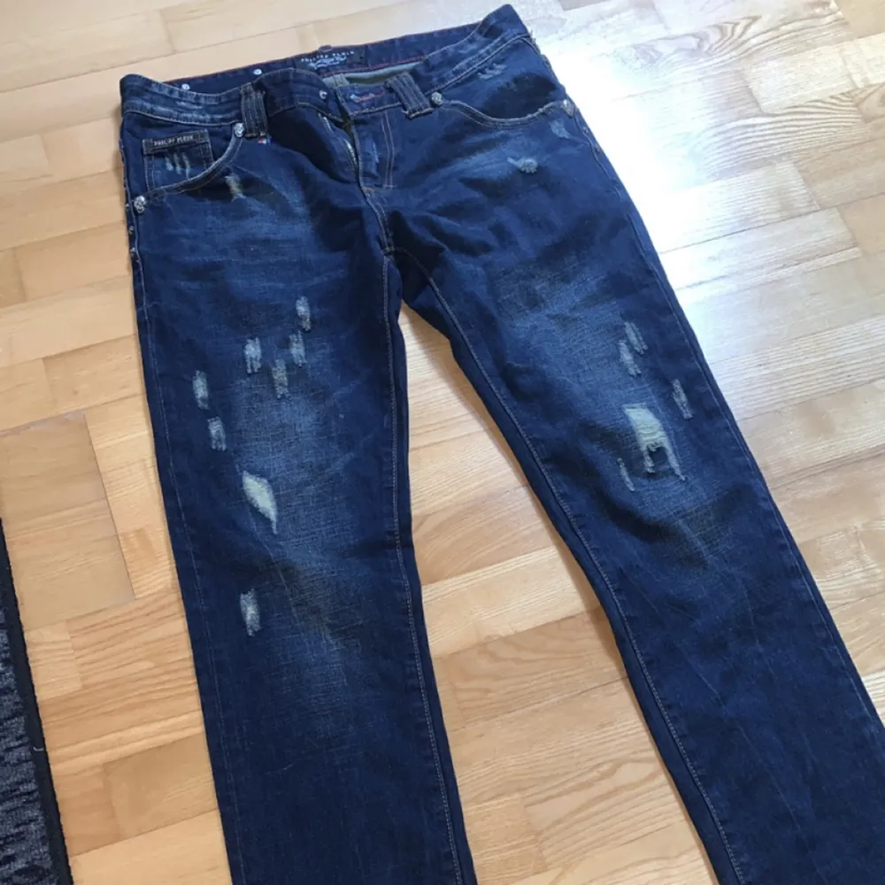 PP jeans, saknas en knapp vid gylfen. . Jeans & Byxor.
