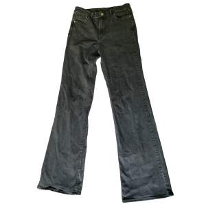 Bootcut jeans som inte kommer till användning.🪙