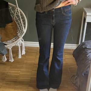 Mörkblå Bootcut/flare jeans från brandy melville, storlek S. Långa på mig som är 169cm  Midjemått: 36cm rakt över, men de är stretchiga! Low/midwaist