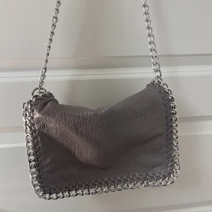 Grå Tiamo väska  - Fin väska i bra skick 