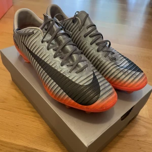 Nike mercurial vapor 11 Elite AG - En av Nikes bästa mercurial någonsin. Den skon som gjorde Ronaldo världskänd. Skon är en CR7 modell. Använde några gånger. Skick 8/10 original pris 2795kr