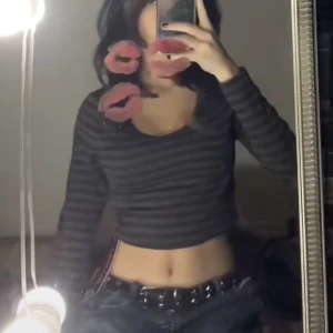 Cropped top  - Köpte denna tröjan för ett tag sen men kom inte till användning, nytt skick, XS och passar mig perfekt, jag är 161 cm & 48 kg. dm för mer info 