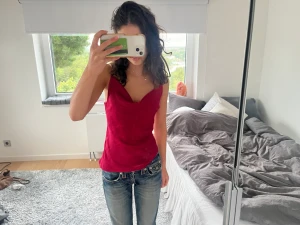 Festtopp!!💋 - Fin festtopp i satin ! Ser dock röd ut men är en blandning mellan röd och rosa typ 💘