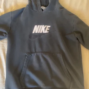Nike hoodie  - Hoddien har blivit lite solblekt men annars bra 