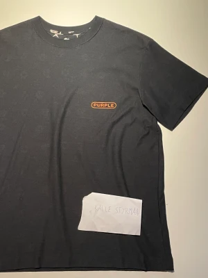 Purple t-shirt  - Nypris:1200kr Pris: 500kr Splitterny tags och kvitto finns  Skicka iväg ett meddelande vid frågor eller funderingar! Finns i Sundsvall men kan fraktas över hela Sverige med fri spårbar frakt!