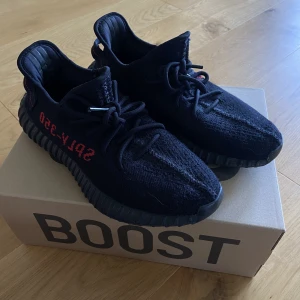 Yeezy Bred 350 - Säljer mina Yeezy bred 350. Använda men är i väldigt bra skick. Låda medföljer vid köp. Kom privat för fler bilder.