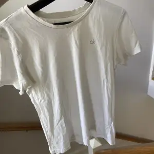 En Calvin Klein t-shirt i barn storlek men motsvarar typ XS/S, kom privat för fler bilder.