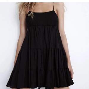 Säljer denna helt oandvända zara klänningen, köp direkt för 300kr