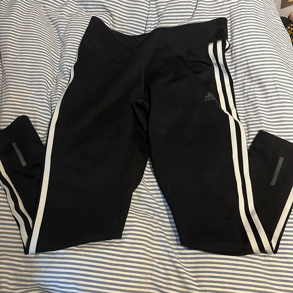 Helt oanvända Adidas Trainline 3-stripes 7/8. Kan skickas eller upphämtas i Lund.. Jeans & Byxor.