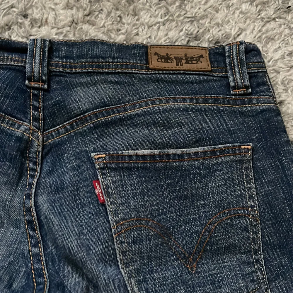 Jättesnygga Levis jeans som är ganska använda men i bra skick! Dem har lite bootcut och är lågmidjade. Jeans & Byxor.