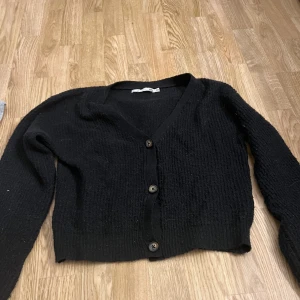 Svart stickad kofta - Jätte fin men använder inte den heller 