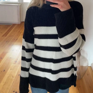  stickadtröja - Säljer denna fina tröjan ifrån ginatricot, mycket bra skick 💗 storlek 158/164 men passar xs - m