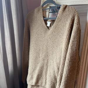 Beige stickad tröja ifrån H&M. Fint skick och den är väldigt fin på🍂 Perekt till kalla dagar inpå hösten!! 
