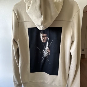 Limitato ZipUp Hoodie - Super snygg tröja från Limitato Terry O’Neill. Min brors gamla tröja som har använts en gång. Kvaliten är som ny! Köpt för några år sedan så kan inte hitta tröjan på deras hemsida, men liknande tröja och pris finns på sista sidan! Säljs för halva priset!😍