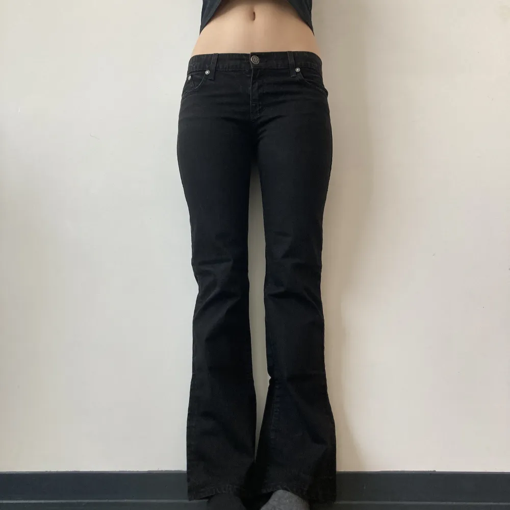 Så snygga svarta Victoria beckham jeans ⭐️Storlek w28. Midja 84. Innerben: 83 cm. Jag är 176 cm för referens. Endast frakt 🎀 använd gärna köp-nu ⭐️ om den inte är markerad sålt finns den kvar🥀. Jeans & Byxor.