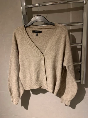 Stickad kofta - Stickad cardigan/kofta från veromoda☺️ kommer ej till användning. Kall beige/brun färg