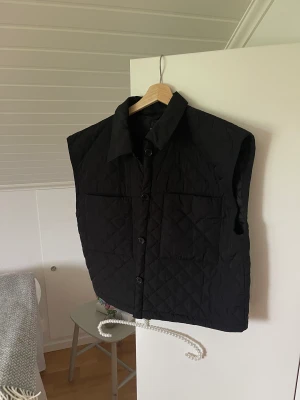 Lindex quiltad väst - Fin quiltad väst från lindex i storlek L men passar även M enligt mig! Perfekt skick.