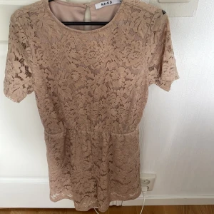 Spets jumpsuit - En jättefin jumpsuit i spets💕 Går utämärkt att ha den som spetsshorts med en stickad tröja över men även så som den är💞💞Den är inte använd då den inte har kommit till användning❤️