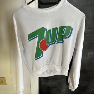 7-up sweater strl XS - Säljer en croopad sweater från H&M med 7-up logga på. Storlek XS.  Köpte själv second hand så svårt att svara på exakt hur mycket den är använd men tycker den är fin i material och allt fortfarande. 