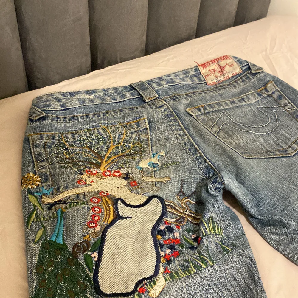 Säljer mina true religion jeans då dom har blivit lite små på mig, dom har en unik brodering på rump fickan💗 säljer för 550kr+frakt fast priset kan budas❣️. Jeans & Byxor.