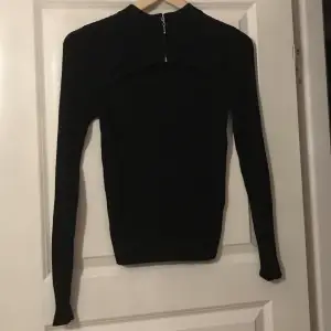 Säljer denna svarta långärmade tröjan då den inte kommer till användning. Praktiskt sett oanvänd och i nyskick.kontakta gärna vid frågor och för fler bilder. Köpt för ca 100-150 kr.