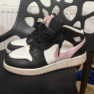 Jordan 1 Light Arctic Pink - Jordan 1, fint skick. Köpta på merchswedens egna hemsida. Pris är inte satt, kom med bud 