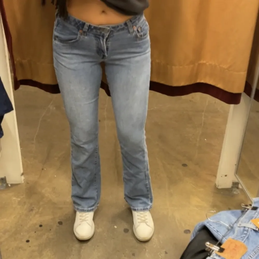 Vintage jeans Levis, jag är 170 cm lång. Vet inte riktigt storleken men passar mig som är s/m ☺️. Jeans & Byxor.