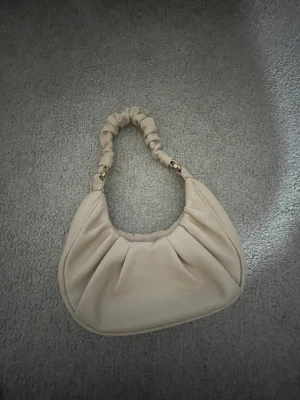 Handväska från mango - Handväska från mango i gott skick och endast använd ett fåtal gånger! Ganska liten och nätt och rymmer inte mycket. 