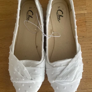 Skor - Jättegulliga skor. Det är storlek 37 och är oanvända. Köptes och sedan så han jag aldrig använda de innan de var för små. Nypris 399kr och säljes för 199kr. 