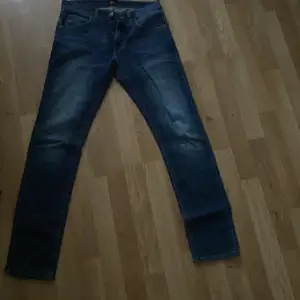 Säljer ett par Lee jeans i storlek 28/32 i slim fit med en skön o sliten blå wash.