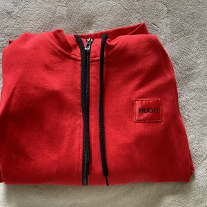 Hugo boss tröja - En röd nytt skick hugo boss tröja med luva! 