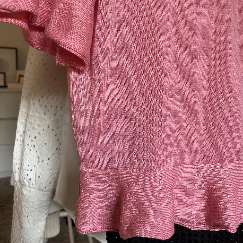 Supersöt rosa stickad T-shirt, volang vid ärmarna samt längst ner, bra skick och använd ca tre gånger💕 Skriv för mer bilder!. Toppar.