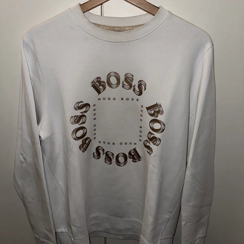 Säljer en Hugo boss sweatshirt, Knappt använd, Storlek S, köpt på best of brands. Tröjor & Koftor.