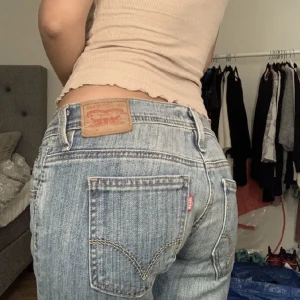 Lowwaist Levis Jeans  - Lowwaist Levis jeans i en rak/bootcut modell. Ursnygga men sitter inte som jag vill. Storleken kan skifta allt emellan en xs till och med en m beroende på hur man vill ha dom. Om många intresserade startas budgivning! Midjemåttet: 80 Innerbenslängden: 83